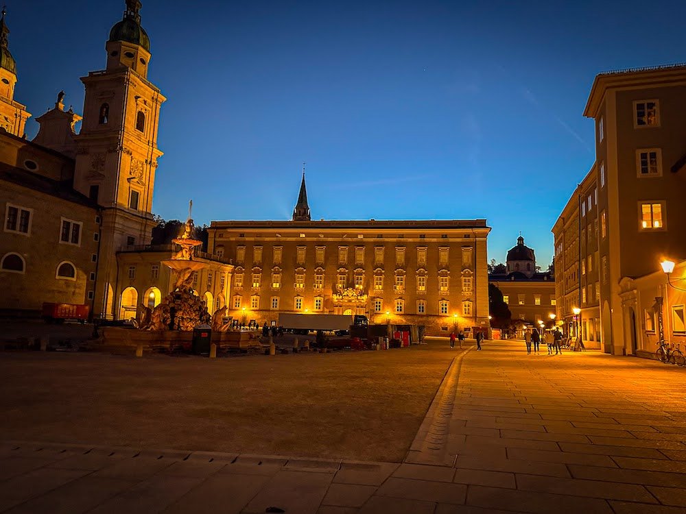 Residenzplatz at night