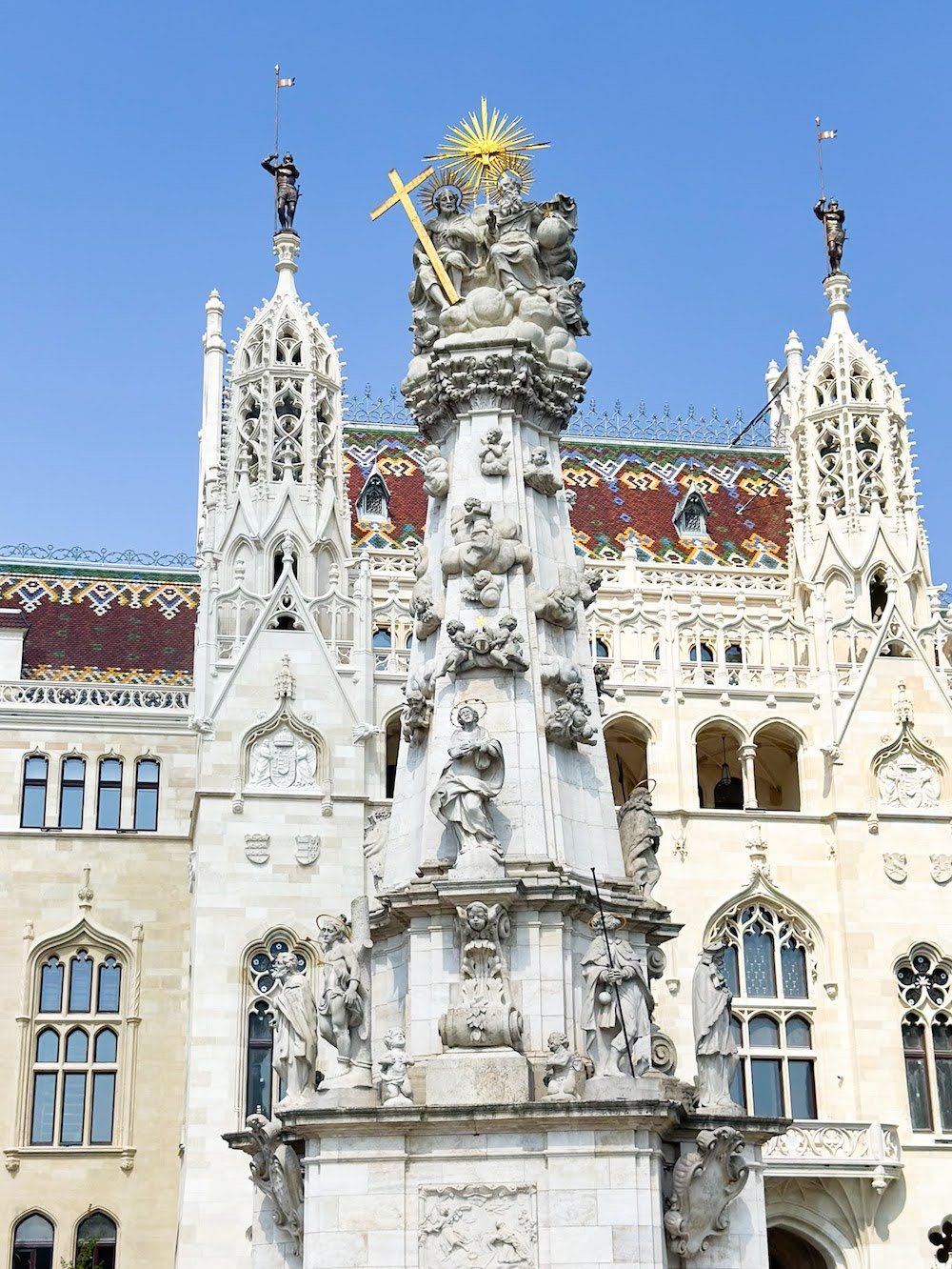 Holy Trinity Statue & Matthias Church

